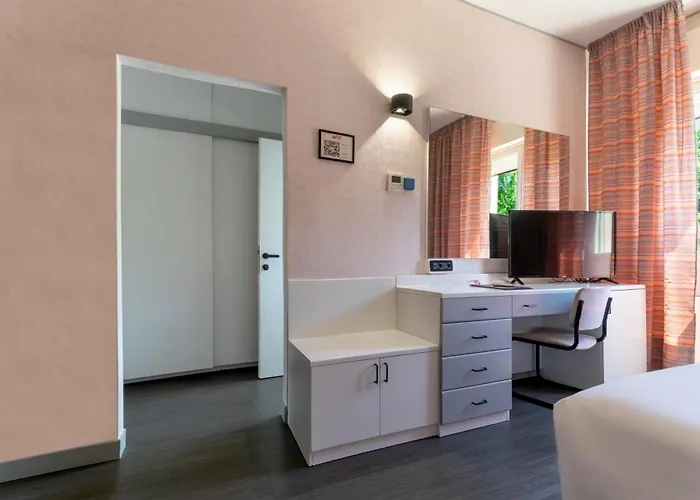 Falco D'oro By Falco D'oro 托莱